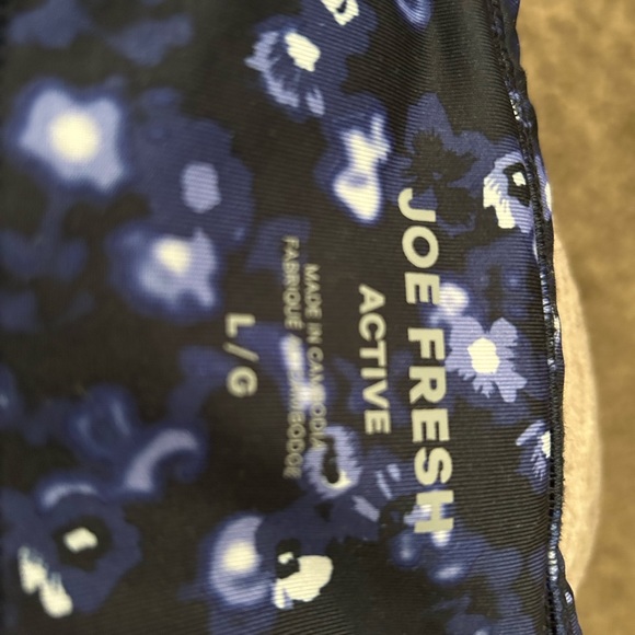 Joe Fresh Active Wear- Large brilliant purple flower active leggings - Picture 3 of 3